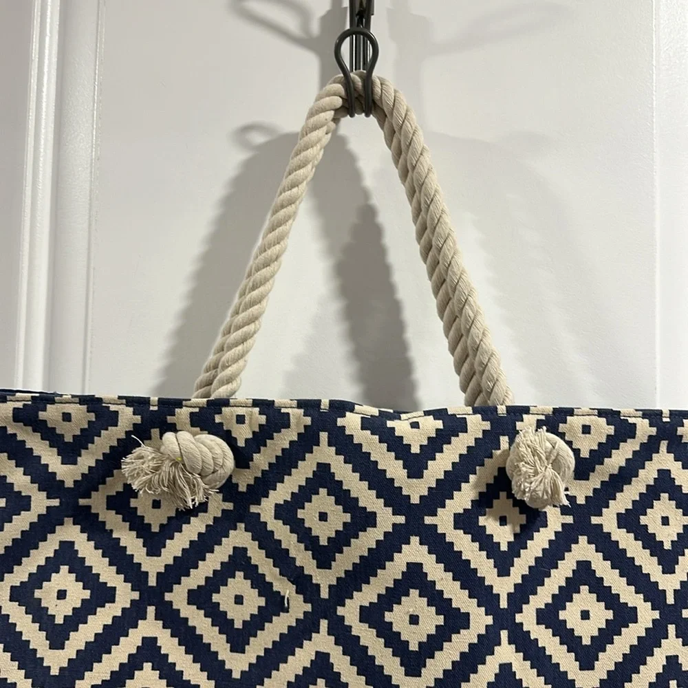 ⭐️SOLD⭐️NWOT Summer & Rose Tote Bag with button closure - Picture 3 of 7